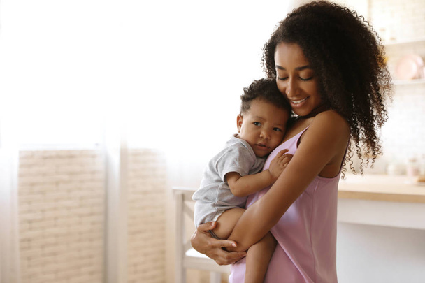 Афро-американка с ребенком дома. Счастье материнства
 - Фото, изображение