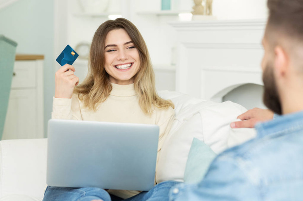 Ε, ψώνια. Ευτυχισμένο ζευγάρι χρησιμοποιώντας πιστωτική κάρτα, σέρφινγκ Internet - Φωτογραφία, εικόνα
