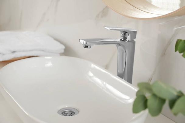 Vessel sink with shiny faucet in bathroom interior - Foto, Imagen
