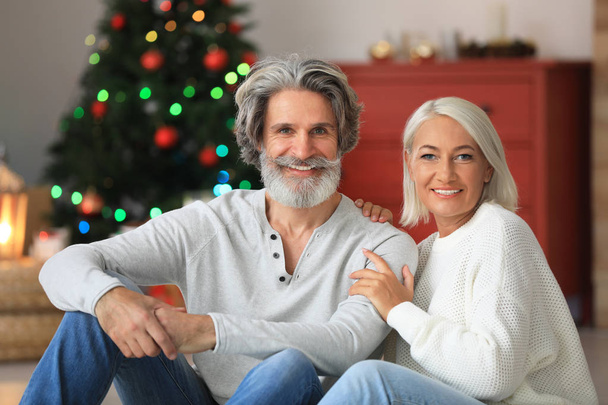 Happy mature couple celebrating Christmas at home - Foto, Imagem