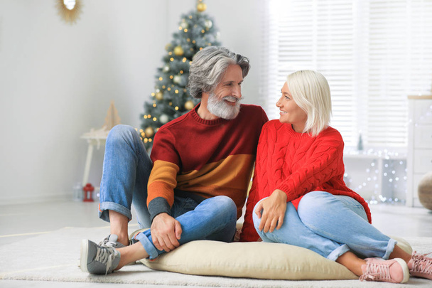 Happy mature couple celebrating Christmas at home - Foto, Bild