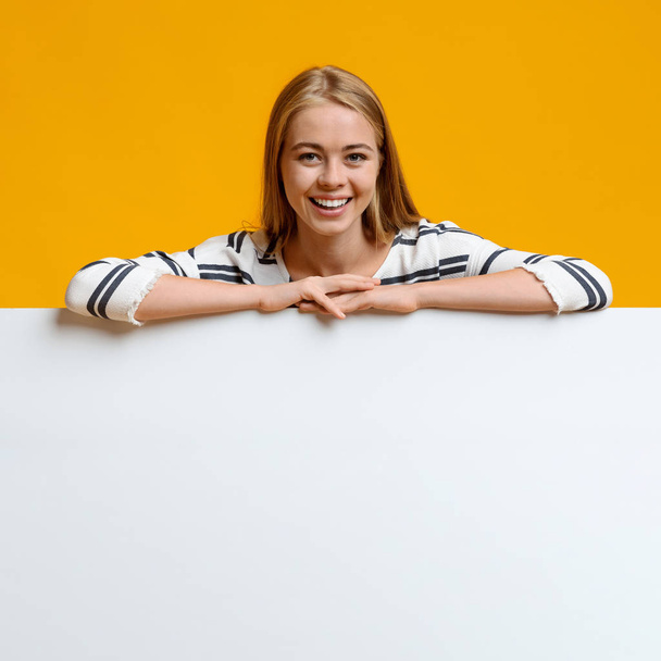 Adolescente souriante penchée sur un tableau blanc vierge
 - Photo, image