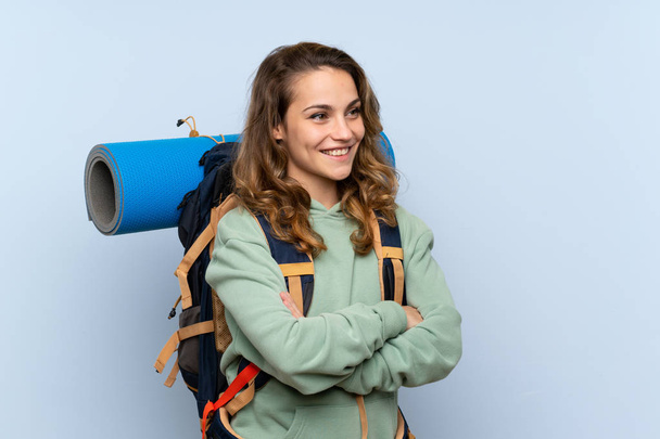 Giovane ragazza escursionista bionda su isolato sfondo blu
 - Foto, immagini
