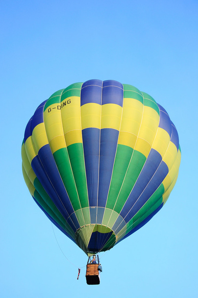 Warme lucht ballon in blauwe lucht - Foto, afbeelding