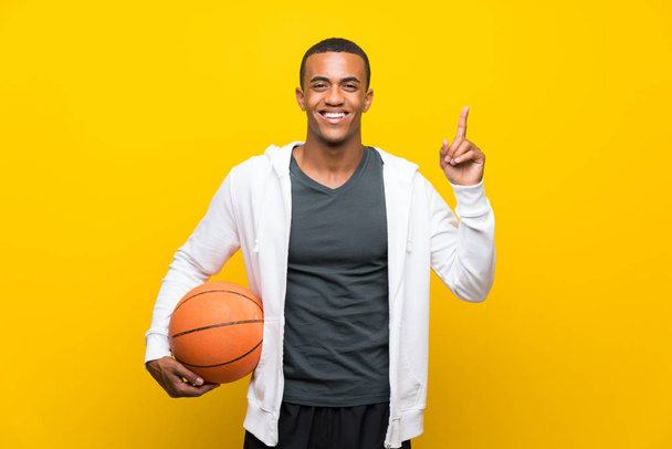 Afrikai amerikai kosárlabda játékos férfi rámutatva egy nagyszerű ötlet - Fotó, kép