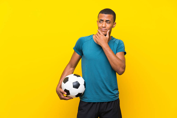 Afro-Amerikaanse football speler denkt een idee - Foto, afbeelding
