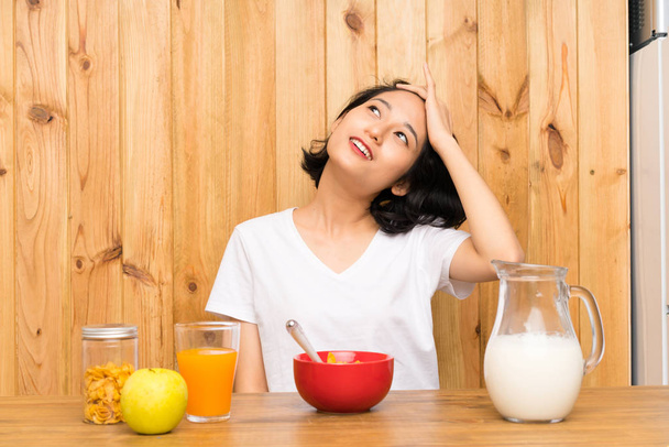 Asiática joven mujer teniendo desayuno leche riendo
 - Foto, imagen