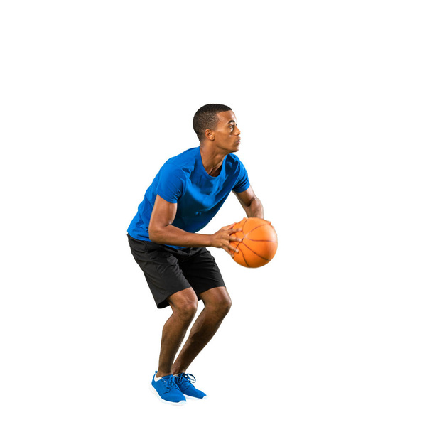 Prise de vue complète du joueur afro-américain de basket-ball homme sur iso
 - Photo, image