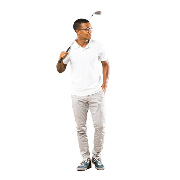 Prise de vue complète du joueur de golf afro-américain homme sur isoler
 - Photo, image