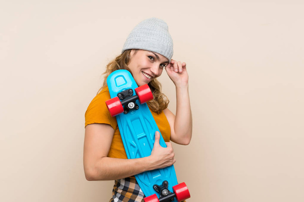 Joven skater rubia chica sobre aislado fondo
 - Foto, imagen