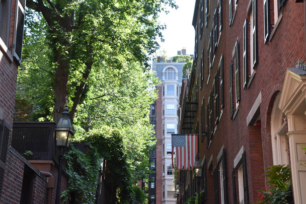 BOSTON, MASSACHUSETTS - JUL 28: Acorn Street in Boston, Massachusetts, as seen on July 28, 2019. - Фото, изображение