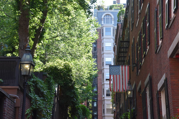 マサチューセッツ州ボストン- 2019年7月28日：マサチューセッツ州ボストンのエイコーン・ストリート. - 写真・画像