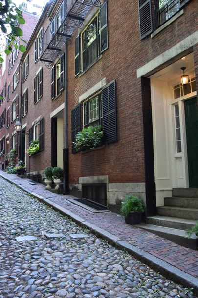 マサチューセッツ州ボストン- 2019年7月28日：マサチューセッツ州ボストンのエイコーン・ストリート. - 写真・画像