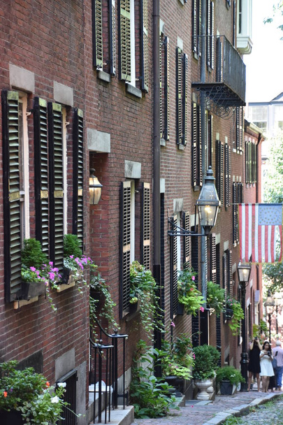 BOSTON, MASSACHUSETTS - JUL 28: Acorn Street in Boston, Massachusetts, as seen on July 28, 2019. - Foto, Imagen