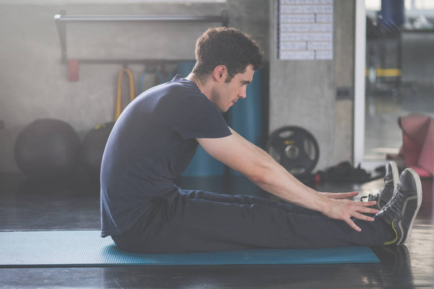 schöner Mann Übung Workout im Fitnessstudio Fitness brechen entspannen und  - Foto, Bild