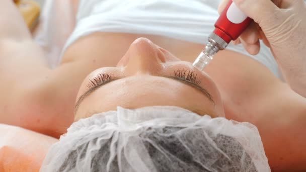 Profesionální kosmetolog provádí Dermapenova proceduru v acosmetologické klinice. Koncept krásy. Obličejní kosmetické procedury. Střela do 4 k - Záběry, video