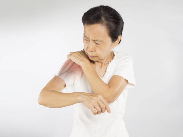alte asiatische Frau spürt Schultermuskelverletzung - Foto, Bild