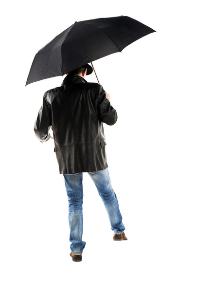 siyah şemsiye beyaz bir arka plan üzerinde yürüyen adam - Fotoğraf, Görsel
