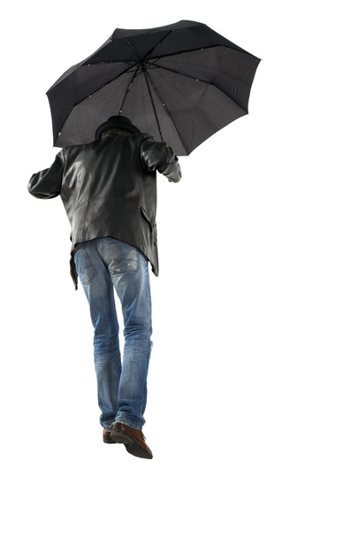 siyah şemsiye beyaz bir arka plan üzerinde yürüyen adam - Fotoğraf, Görsel