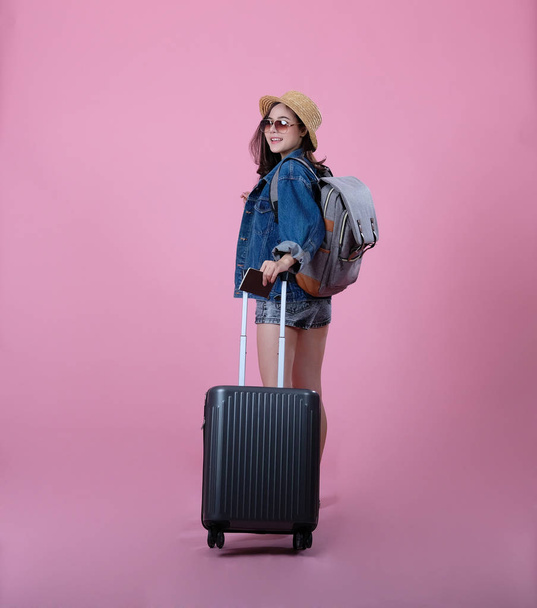 voyageur femme sac à dos avec sac à dos & passeport. voyage voyage
 - Photo, image
