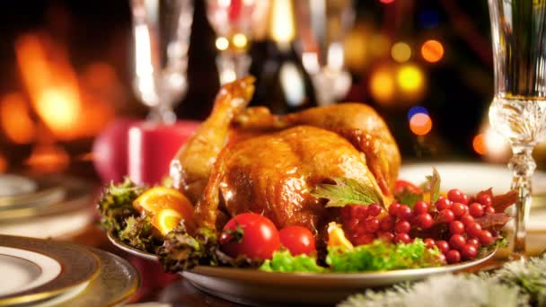 4k videó finom sült pulyka zöldségek ellen égő kandalló és díszített karácsonyfát. Étkezőasztal szolgált a nagy család a téli ünnepek és ünnepségek. - Felvétel, videó