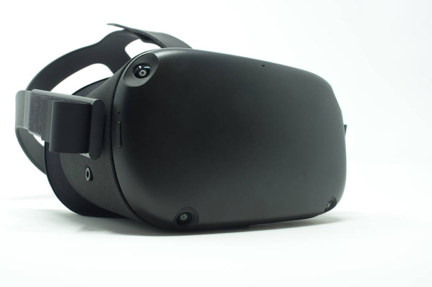 Headset virtuální reality izolovaný na bílém pozadí. - Fotografie, Obrázek