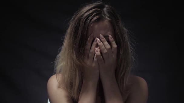 κοινωνικά θέματα, κλάμα νεαρή γυναίκα με λερωμένα μάσκαρα σκουπίζει τα δάκρυά της και κοιτάζει στην κάμερα στο σκοτεινό δωμάτιο στο σπίτι κοντινό πλάνο - Πλάνα, βίντεο