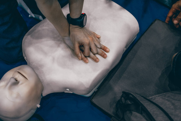 Тренировка реанимации первой помощи. сжатие груди на манекен
 - Фото, изображение