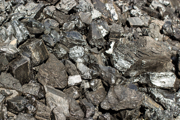 Hromada přírodního černého uhlí pro pozadí textury. Třídy anthracitu, často označované jako kamenité uhlí a černé diamanty. - Fotografie, Obrázek