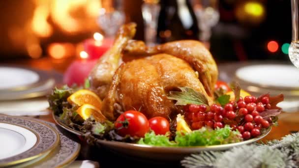 Images 4k de dinde rôtie avec des légumes et des canneberges dans le salon dégrillé pour célébrer Noël ou le Nouvel An. Table à manger servie pour une grande famille pendant les vacances d'hiver et les célébrations
. - Séquence, vidéo