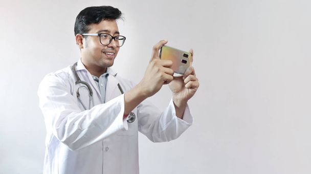 αρσενικό ινδικό γιατρό σε λευκό παλτό και στηθοσκόπιο κλικ φωτογραφία  - Φωτογραφία, εικόνα