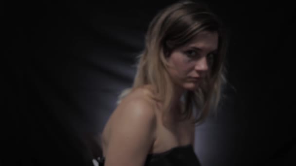 víctima de violencia muestra mano con frase No en habitación oscura en casa, chica con rímel untado en los ojos contra el abuso doméstico
 - Metraje, vídeo