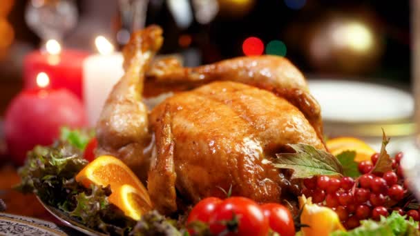 Oturma odasında ahşap masada sunulan lezzetli Noel hindi Closeup 4k görüntüleri. Yemek masası kış tatilleri ve kutlamaları büyük aile için servis. - Video, Çekim