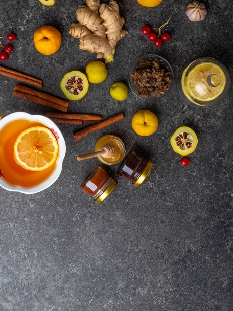 Φλιτζάνι ζεστό τσάι τζίντζερ με λεμόνι και μέλι, κανέλα. φθινοπωρινό ή χειμερινό ποτό - Φωτογραφία, εικόνα