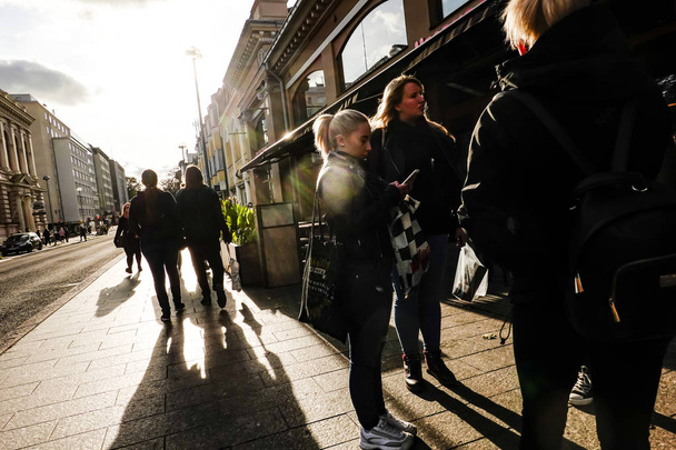 Turku, Finland Pedestrians on Eerikinkatu street in the strong sunlight. - Zdjęcie, obraz