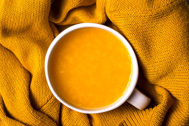 Teplý mořený Ovocný čaj s vlažným pleteným svetrem. Pád - Fotografie, Obrázek