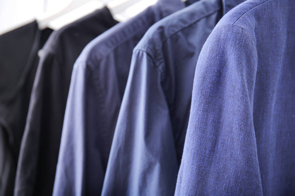 Kleer Hangers met stijlvolle kleren, close-up - Foto, afbeelding