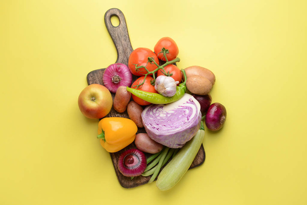 Renkli arka planda birçok sağlıklı sebze ile Kurulu - Fotoğraf, Görsel