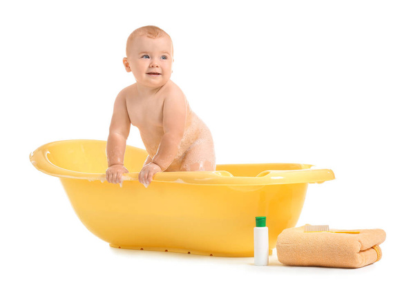 Χαριτωμένο μικρό μωρό σε μπανιέρα σε λευκό φόντο - Φωτογραφία, εικόνα