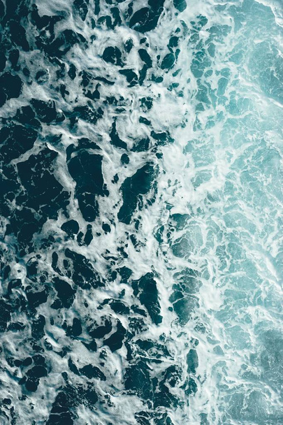 Повітряний вертикальний знімок морських хвиль
 - Фото, зображення