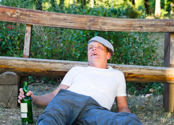Homme alcoolique buvant dans une bouteille de vin
 - Photo, image