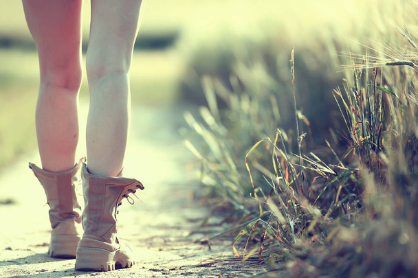 γυναικεία πόδια σε καλοκαιρινές πεζοπορίες μπότες/βόλτες ανώνυμα στο πεδίο γυναίκα μεγάλα παπούτσια κορίτσι - Φωτογραφία, εικόνα
