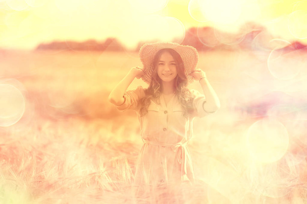 szczęśliwy młody dorosły model w żółtym polu pszenicy/lato szczęście koncepcja dziewczyna w polu - Zdjęcie, obraz