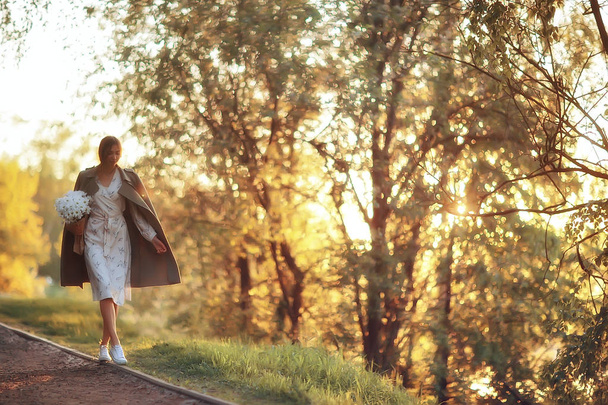 Mädchen mit einem Strauß Blumen einen Spaziergang im Park / romantische junge schöne niedliche Modell, Liebesgefühle Geschenk - Foto, Bild