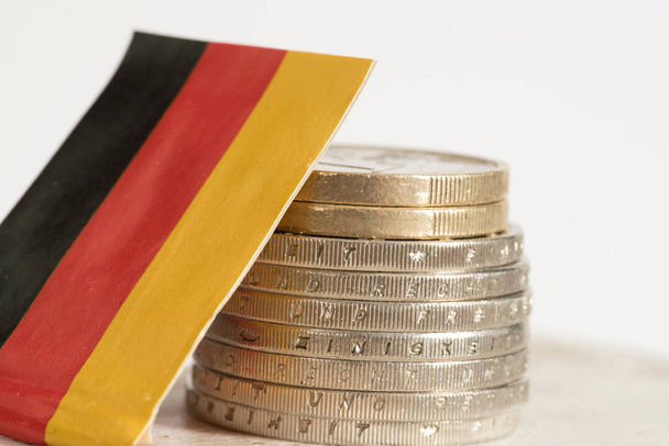 Bandera de Alemania y monedas en euros
 - Foto, imagen