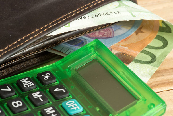 Portemonnee, rekenmachine en eurobiljetten - Foto, afbeelding