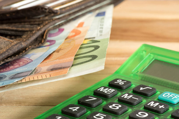 Portfel, kalkulator i banknoty euro - Zdjęcie, obraz