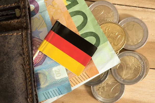 Deutschland-Fahne, Geldbörsen, Euromünzen und Scheine - Foto, Bild