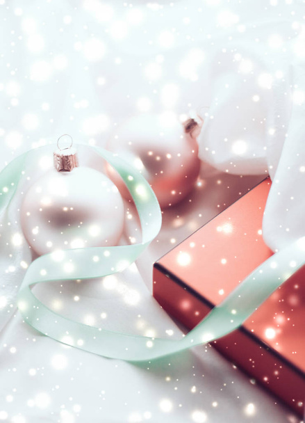 Рождественское украшение и подарочная коробка с блестящим снегом на шелковом бэкгре
 - Фото, изображение