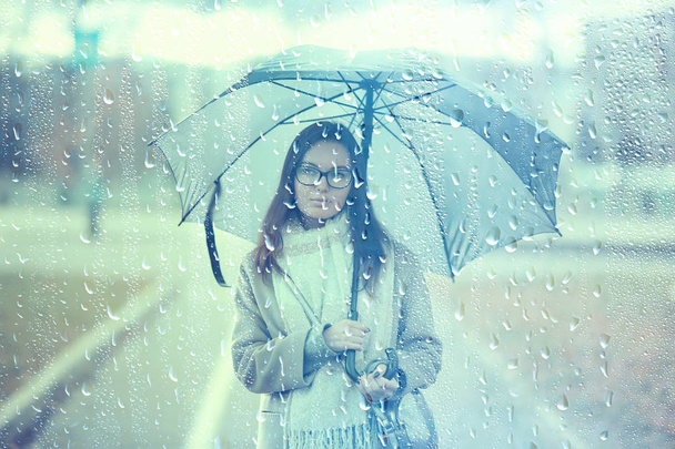 autumn raindrops model / rain weather, girl autumn look, splashes and raindrops in the wind, october in the city - Fotografie, Obrázek